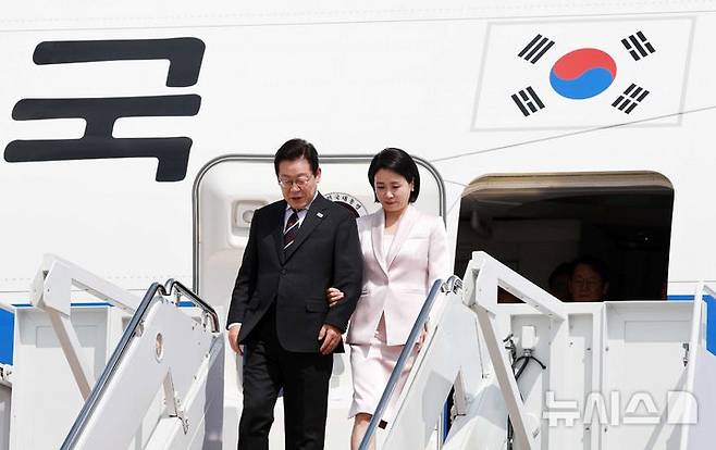 [워싱턴=뉴시스] 고범준 기자 = 한미 정상회담을 위해 미국을 방문한 이재명 대통령과 김혜경 여사가 24일(현지 시간) 워싱턴DC 앤드루스 공군기지에 도착해 공군 1호기에서 내리고 있다. 2025.08.25. bjko@newsis.com