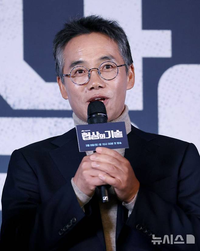 [서울=뉴시스] 김진아 기자 = 배우 오만석이 6일 서울 구로구 라마다서울 신도림 호텔에서 열린 JTBC 새 토일드라마 ‘협상의 기술’ 제작발표회에서 인사말을 하고 있다. 2025.03.06. bluesoda@newsis.com