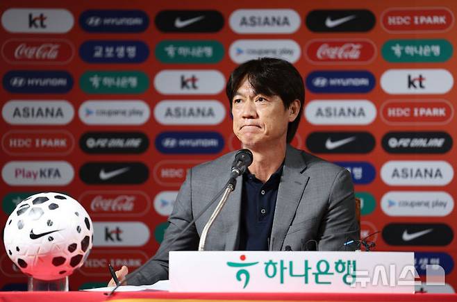 [서울=뉴시스] 김진아 기자 = 홍명보 축구대표팀 감독이 25일 서울 종로구 축구회관에서 2026 국제축구연맹(FIFA) 북중미 월드컵을 대비한 9월 A매치 명단을 발표를 마친 뒤 취재진의 질문에 답하고 있다. 홍명보호는 내달 7일 오전 6시 미국 뉴저지주 해리슨의 스포츠일러스트레이티드 스타디움에서 미국을 상대한 뒤, 10일 오전 10시 미국 테네시주 내슈빌의 지오디스파크에서 멕시코와 격돌한다. 2025.08.25. bluesoda@newsis.com