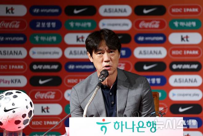 [서울=뉴시스] 김진아 기자 = 홍명보 축구대표팀 감독이 25일 서울 종로구 축구회관에서 2026 국제축구연맹(FIFA) 북중미 월드컵을 대비한 9월 A매치 명단을 발표를 하고 있다.  홍명보호는 내달 7일 오전 6시 미국 뉴저지주 해리슨의 스포츠일러스트레이티드 스타디움에서 미국을 상대한 뒤, 10일 오전 10시 미국 테네시주 내슈빌의 지오디스파크에서 멕시코와 격돌한다. 2025.08.25. bluesoda@newsis.com