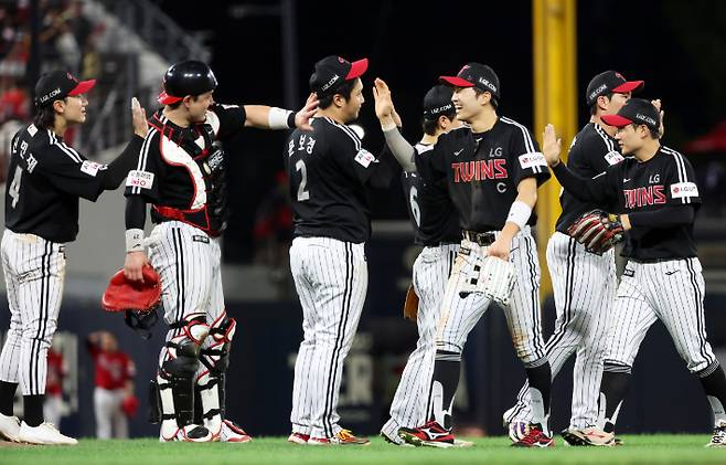 24일 광주 기아 챔피언스필드에서 열린 프로야구 LG 트윈스와 KIA 타이거즈의 경기. LG 선수들이 2 대 1 역전승을 기뻐하고 있다. 연합뉴스