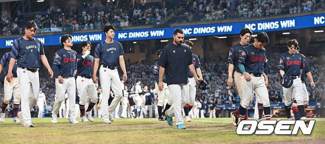[OSEN=창원, 이석우 기자] 23일 창원NC파크에서 2025 신한 SOL 뱅크 KBO 리그 NC 다이노스와 롯데 자이언츠의 경기가 열렸다. 홈팀 NC는 김녹원이, 방문팀 롯데는 감보아가 선발 출전했다. 롯데 자이언츠 선수들이 NC 다이노스에 1-4로 패하며 12연패에 빠진 후 어두운 표정으로 팬들에게 인사를 마치고 경기장을 나서고 있다. 2025.08.23 / foto0307@osen.co.kr