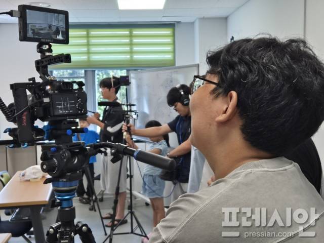 ▲여름방학 프로젝트에 참여한 완주 청소년들이 카메라와 음향 장비를 직접 다루며 촬영하고 있다. ⓒ완주군