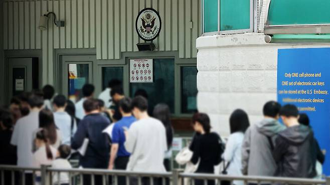 사람들이 미국 유학 비자 인터뷰를 위해 대기하고 있다.