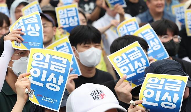 전국공무원노동조합 2030 청년위원회 소속 조합원들이 지난달 18일&nbsp; 서울 종로구 경복궁 서십자각 터 인근에서 '공무원 임금인상! 청년공무원 300인 집회'를 열고 구호를 외치고 있다. 뉴시스