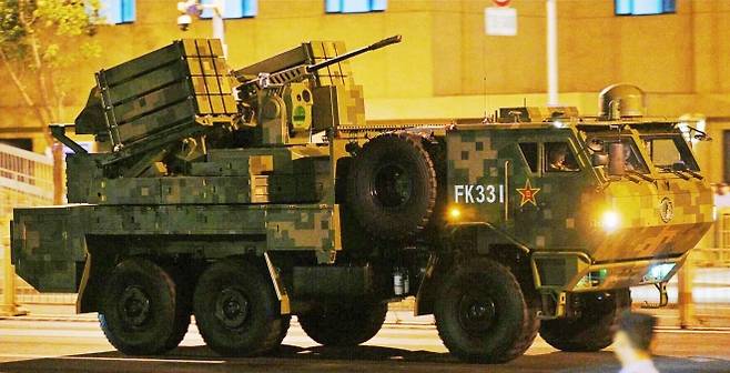 중국 웨이보에 공개된 FK-3000 대드론 전투차량. 6륜 장갑차 플랫폼에 30㎜ 기관포와 24발의 단거리 미사일을 결합해 소형 쿼드콥터부터 대형 드론까지 요격할 수 있다. 출처=웨이보