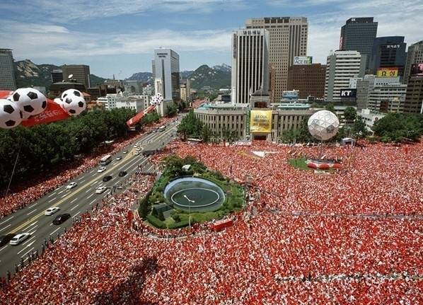 2002년 6월 18일 한국과 이탈리아의 월드컵 경기 당시 서울광장 거리응원 장면.