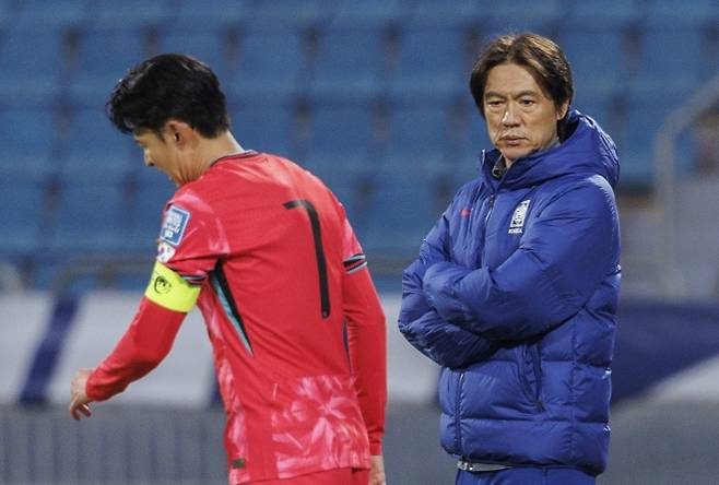홍명보 한국 축구 국가대표팀 감독이 지난해 11월 20일 요르단 암만 국제 경기장에서 끝난 2026 북중미월드컵 아시아 지역 3차 예선 B조 6차전 팔레스타인과의 원정 경기에서 손흥민을 바라보고 있다. 암만 연합뉴스
