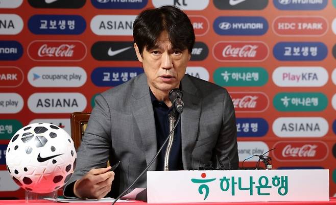 홍명보 한국 축구 국가대표팀 감독이 25일 서울 종로구 축구회관에서 9월 A매치 소집 명단을 발표하고 있다. 연합뉴스