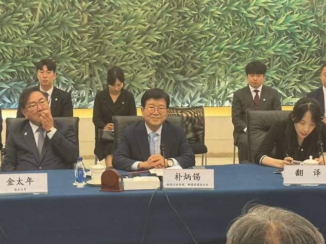 박병석 전 국회의장(가운데)이 이끄는 대통령 특사단이 25일  중국 베이징 상무부 청사에서 왕원타오 상무부장과 면담을 하고 있다. 왼쪽은 김태년 의원. 베이징 연합뉴스