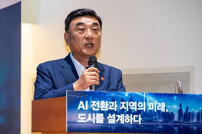 8월25일 서울 중구 페럼타워에서 열린 '시사저널 굿시티포럼 2025'에서 김두겸 울산시장이 'AI 대전환 시대, 울산이 설계한 미래'를 주제로 기조 강연을 하고 있다. ⓒ 시사저널 최준필