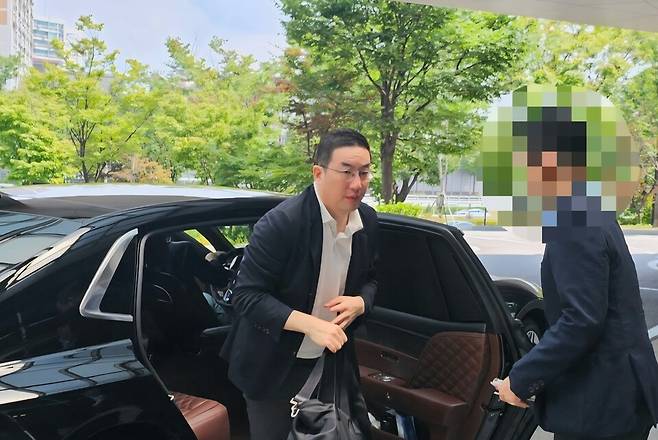 구광모 LG 회장이 오는 25일(현지 시각) 미국 워싱턴DC에서 열리는 한미정상회담 경제사절단에 동행하기 위해 지난 24일 강서구 서울김포비즈니스항공센터를 통해 출국하고 있다. ⓒ연합뉴스
