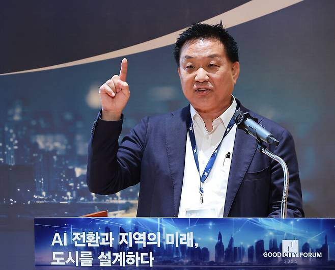 25일 서울 중구 을지로5길 19 페럼타워에서 열린 시사저널 GCF 2025 행사('AI 전환과 지역의 미래, 도시를 설계하다')에서 황종성 한국지능정보사회진흥원장이 제1세션 강연을 하고 있다. ⓒ시사저널 임준선