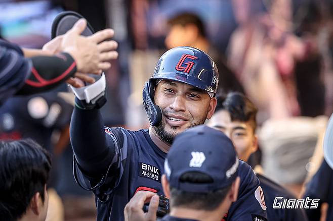 롯데 외국인타자 빅터 레이예스가 24일 창원NC파크에서 열린 NC와 원정경기 1회초 결승 선제 3점홈런을 친 뒤 덕아웃에서 동료들과 기쁨을 나누고 있다. 사진제공｜롯데 자이언츠