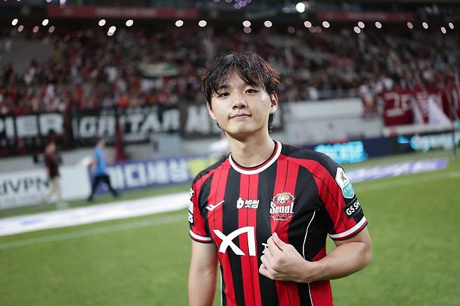 서울 황도윤이 24일 서울월드컵경기장에서 열린 울산과 K리그1 홈경기에서 결승골을 터트리며 팀을 승리로 이끈 뒤 엠블럼을 들어보이며 미소짓고 있다. 사진제공｜한국프로축구연맴ㅇ