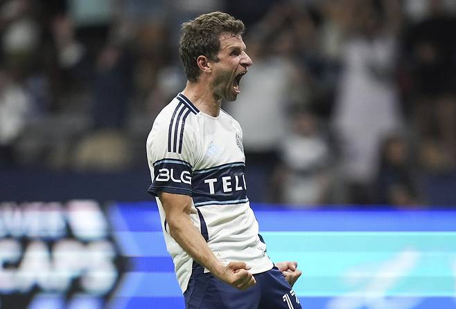 밴쿠버 토마스 뮐러가 24일 MLS 세인트루이스전에서 종료 직전 페널티킥 골을 넣은 뒤 포효하고 있다. AP연합뉴스