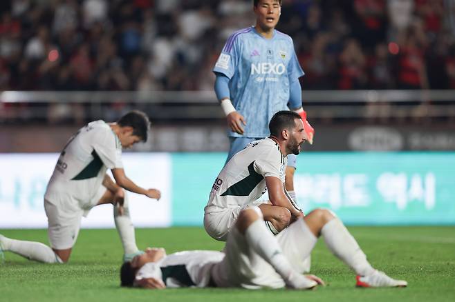 K리그1 전북 현대 선수들이 4일 포항 스틸러스와의 리그 27라운드 원정 경기에서 패한 뒤 아쉬워하고 있다. 프로축구연맹 제공