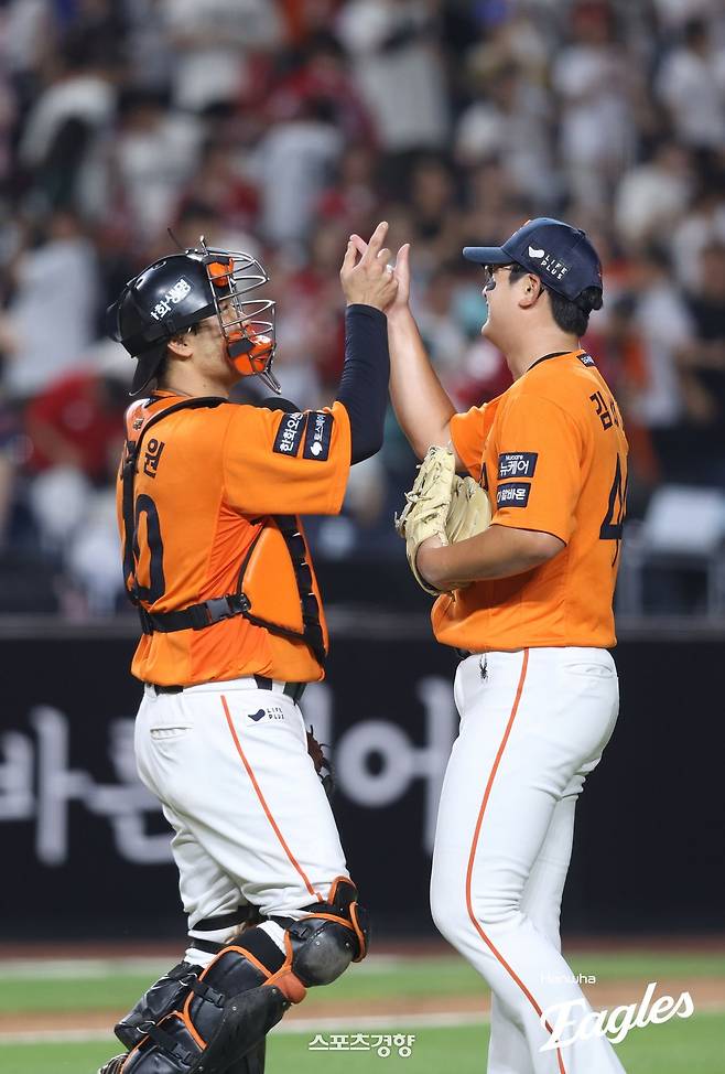 한화 김서현(오른쪽)이 지난 24일 대전 SSG전에서 세이브를 따낸 뒤 세리머니를 하고 있다. 한화이글스 제공