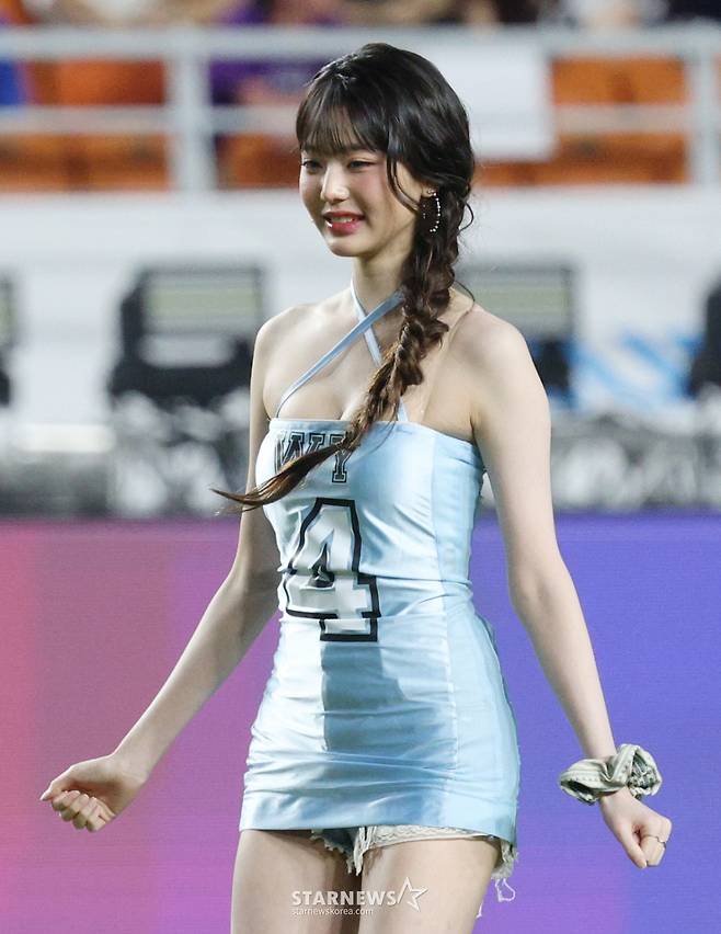 2025 쿠팡플레이 시리즈 팀 K리그 대 뉴캐슬 유나이티드 FC 경기가 수원 월드컵경기장에서 열렸다.  그룹 아이브(IVE-안유진, 레이, 가을, 장원영, 리즈, 이서) 맴버 장원영이 시축을 하고 있다. /사진=김진경 kim.jinkyung@