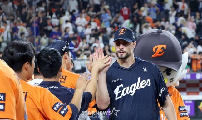 와이스(오른쪽)가 팀 승리 후 동료들과 하이파이브를 하고 있다. /사진=강영조 선임기자