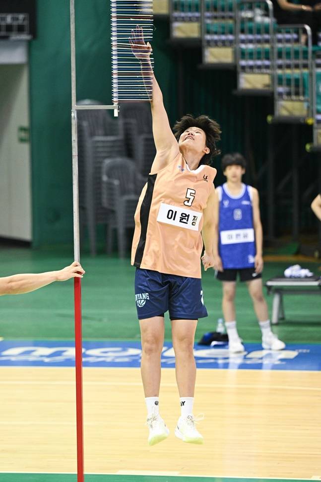 이원정이 드래프트 컴바인에서 점프 높이를 측정하고 있다. /사진=WKBL 제공