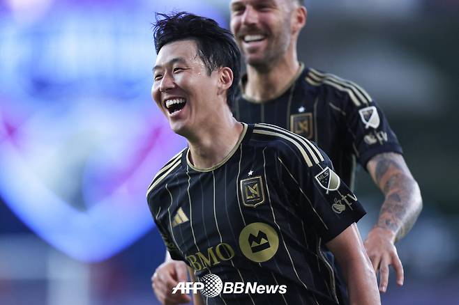 로스앤젤레스(LA)FC 손흥민이 24일(한국시간) 미국 텍사스주 댈러스의 도요타 스타디움에서 열린 2025 미국 프로축구 메이저리그사커(MLS) FC댈러스 원정 경기에서 프리킥 득점으로 MLS 데뷔골을 터뜨린 뒤 기뻐하고 있다. /AFPBBNews=뉴스1