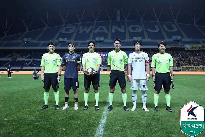 지난 15일 FC안양-포항 스틸러스전 오심 이후 다음 라운드인 광주FC-강원FC전을 진행한 김종혁(오른쪽 세 번째) 심판 등 심판진. /사진=한국프로축구연맹