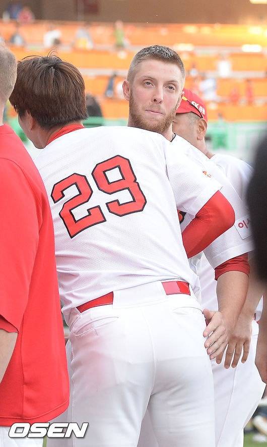 SK 시절이었던 2015년 10월 김광현과 포옹하고 있는 켈리.