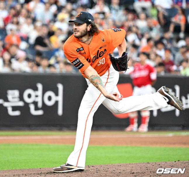 선발 등판해 역투를 펼치는 폰세.