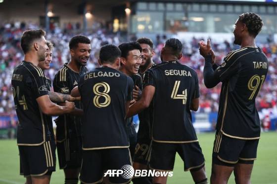 로스앤젤레스(LA)FC 손흥민이 24일 미국 텍사스주 댈러스의 도요타 스타디움에서 열린 FC댈러스와의 2025 미국 프로축구 메이저리그사커(MLS) 28라운드에서 골을 터뜨린 뒤 팀 동료들의 축하를 받고 있다. /AFPBBNews=뉴스1