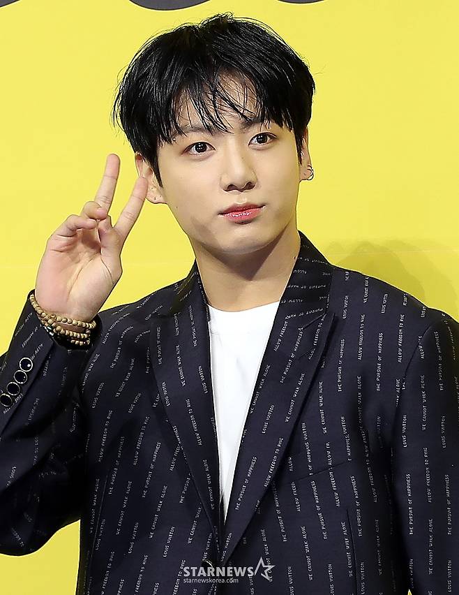 방탄소년단(BTS) 정국이 21일 오후 서울 송파구 방이동 올림픽홀에서 진행된 새 싱글앨범 'Butter' 발매 기념 쇼케이스에서 포즈를 취하고 있다.  'Butter'에는 버터처럼 부드럽게 녹아들어 너를 사로잡겠다는 방탄소년단의 귀여운 고백이 담겨있다.  방탄소년단은 'Butter'를 사실상의 선 공개 싱글로 스타트를 끊고 6월 중 'Butter'가 포함된 새 앨범을 발매할 계획이다. 2021.05.21