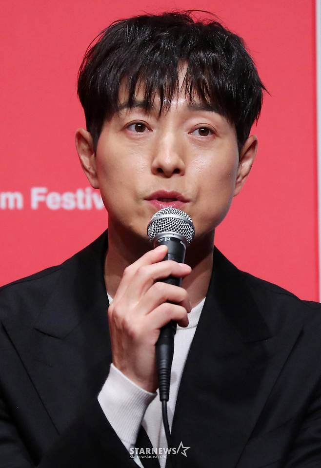 배우 정성일이 2일 오후 부산 해운대구 우동 신세계백화점 센텀시티점에서 진행된 제29회 부산국제영화제(BIFF) 개막작 '전, 란' 기자회견에 참석해 인사말을 하고 있다.  올해 영화제는 커뮤니티비프 상영작 54편을 포함하여 총 63개국으로부터 온 278편의 영화를 영화의 전당, CGV센텀시티, 롯데시네마 센텀시티, 영화진흥위원회 표준시사실, 메가박스 부산극장 등 총 5개 극장, 26개 상영관에서 만날 수 있다. 2024.10.02 /사진=김창현