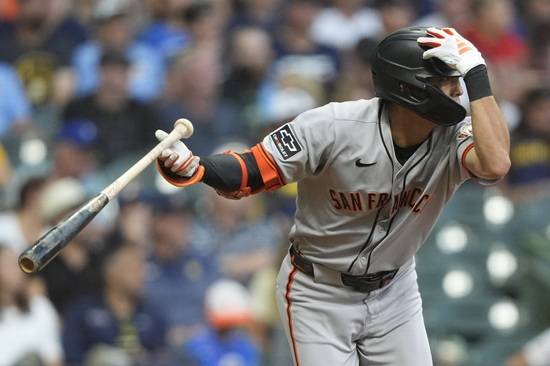 샌프란시스코 자이언츠 외야수 이정후가 25일 밀워키 브루어스와 원정 경기에 1번 타자 중견수로 선발 출전해 4타수 1안타 1볼넷을 기록했다. 2경기 연속 안타에 성공한 이정후는 시즌 타율 0.259를 유지했다. 연합뉴스