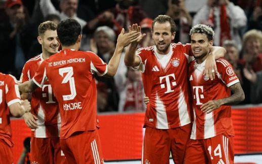 독일에서 축구 관련 최고 신뢰도를 확보하고 있는 전문지 '키커'가 24일(한국시간) 바이에른 뮌헨이 이적시장에 내놓았던 김민재를 더 이상 판매하지 않을 거라고 보도했다.&nbsp;매체는 '사우디아라비아로부터 비상식적인 제안이 오지 않는다면, 김민재는 뮌헨에서 계속 뛸 것'이라며 사실상 잔류한다고 전했다. 김민재는 뮌헨에서 세전 연봉 270억원을 받는 것으로 알려졌다. 사우디에서 거액 쾌척하는 구단 아니면 유럽에서 그의 연봉을 감당하는 새 구단 나오기가 쉽지 않다는 전망이다. 연합뉴스