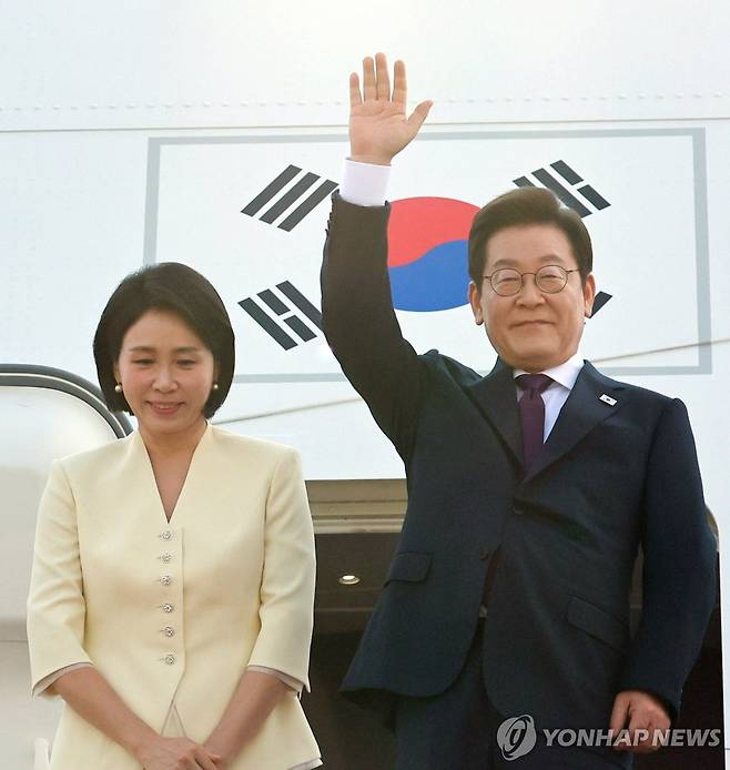 이재명 대통령 부부, 일본·미국 방문 출발 인사 (성남=연합뉴스) 홍해인 기자 = 이재명 대통령과 김혜경 여사가 일본·미국 방문을 위해 23일 성남 서울공항을 출발하며 공군 1호기에 올라 인사하고 있다. 2025.8.23 hihong@yna.co.kr