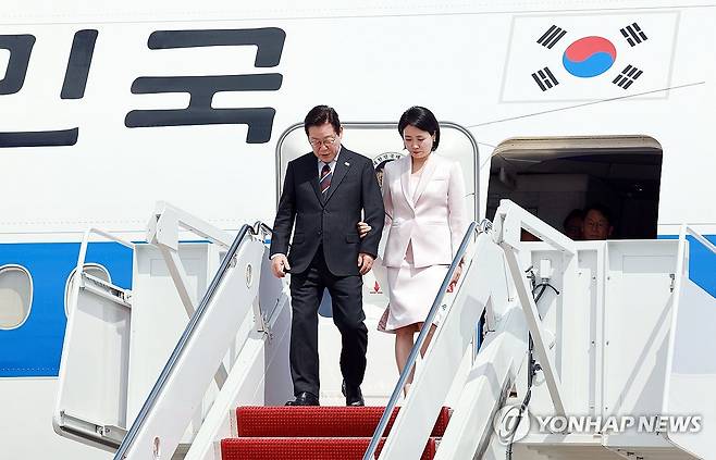 이재명 대통령 부부 미국 워싱턴DC 도착 (워싱턴=연합뉴스) 홍해인 기자 = 이재명 대통령과 김혜경 여사가 24일(현지시간) 미국 워싱턴DC 인근 앤드루스 합동기지에 도착해 공군 1호기에서 내리고 있다. 2025.8.25 hihong@yna.co.kr