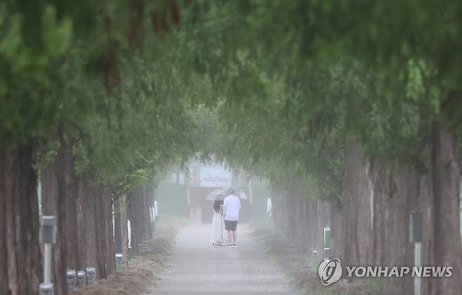 비가 와도 즐거운 연인 [연합뉴스 자료사진]