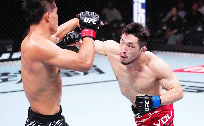 UFC 2연승을 거둔 유수영(오른쪽) [UFC 제공. 재판매 및 DB 금지]