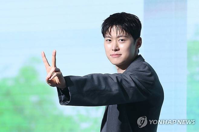 포즈 취하는 공명 (서울=연합뉴스) 강민지 기자 = 배우 공명이 25일 서울 마포구 호텔나루서울엠갤러리에서 열린 영화 '고백의 역사' 제작보고회에서 포즈를 취하고 있다. 2025.8.25
 mjkang@yna.co.kr