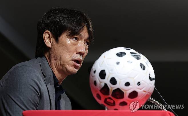 9월 A매치 명단 발표하는 홍명보 감독 (서울=연합뉴스) 이동해 기자 = 홍명보 축구 국가대표팀 감독이 25일 오후 서울 종로구 축구회관에서 9월 A매치 2연전에 나설 대표팀 명단을 발표하고 있다. 2025.8.25 eastsea@yna.co.kr