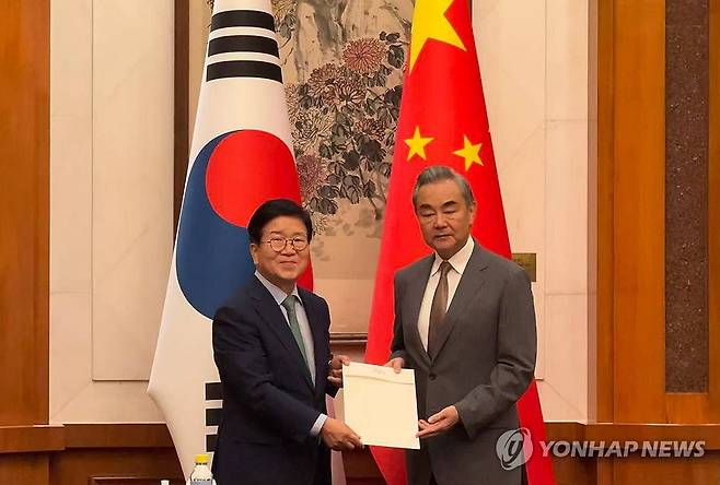 친서 전달한 박병석 특사단장 (서울=연합뉴스) 대통령 특사단장인 박병석 전 국회의장(왼쪽)이 24일 베이징에서 왕이 중국공산당 중앙외사판공실 주임 겸 외교부장(장관)을 만나 친서를 전달한 후 기념촬영을 하고 있다.  2025.8.24 [베이징특파원 공동취재단. 재판매 및 DB 금지] photo@yna.co.kr