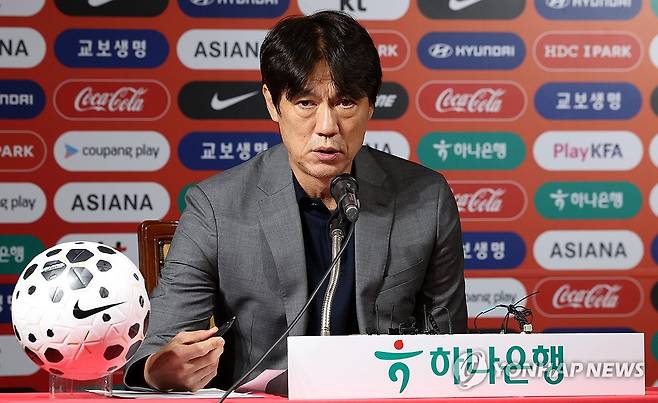 9월 A매치 2연전 명단 발표하는 홍명보 감독 (서울=연합뉴스) 이동해 기자 = 홍명보 축구 국가대표팀 감독이 25일 오후 서울 종로구 축구회관에서 9월 A매치 2연전에 나설 대표팀 명단을 발표하고 있다. 2025.8.25 eastsea@yna.co.kr