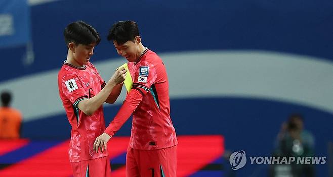 주장 완장 받는 손흥민 (서울=연합뉴스) 김인철 기자 = 10일 서울월드컵경기장에서 열린 2026 북중미 월드컵 아시아 3차 예선 최종전 한국과 쿠웨이트의 경기. 후반전 교체된 손흥민이 황인범으로부터 주장 완장을 전달받고 있다. 2025.6.10 yatoya@yna.co.kr