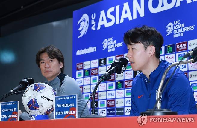 오만전 앞두고 기자회견 하는 손흥민 (고양=연합뉴스) 신현우 기자 = 2026 북중미 월드컵 아시아지역 3차 예선 B조 7차전 오만전을 하루 앞둔 한국 축구대표팀 손흥민(오른쪽)이 19일 경기도 고양종합운동장에서 취재진 질문에 답하고 있다. 왼쪽은 대표팀 홍명보 감독.
    대표팀은 20일 오후 8시 고양종합운동장에서 오만과 7차전을 치르고 25일 오후 8시 수원종합운동장에서 요르단과 8차전을 벌인다. 2025.3.19 nowwego@yna.co.kr