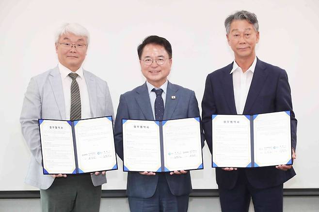 육동한 춘천시장(가운데)과 송곡대, 강촌레일파크 업무협약 [춘천시 제공.재판매 및 DB 금지]