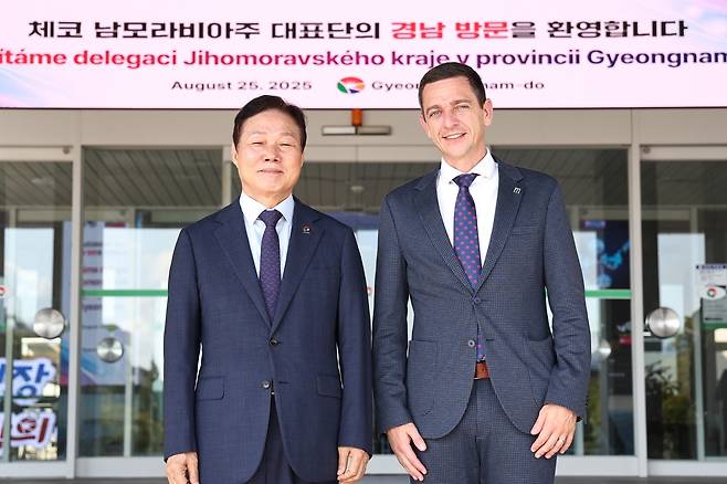 체코 남모라비아주 경남 방문 기념 사진찍는 박완수 지사(왼쪽) [경남도 제공. 재판매 및 DB 금지]