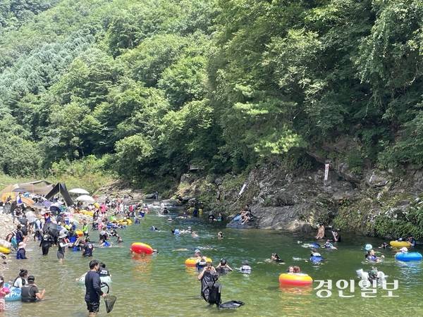 최근 가평군 북면에 위치한 명지계곡을 찾은 피서객들이 물놀이를 즐기며 더위를 식히고 있다. 2025.8.10 가평/김민수기자 kms@kyeongin.com