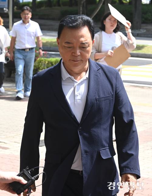 민간 사업자로부터 뇌물을 수수한 혐의를 받는 현직 경기도의원이 26일 구속 전 피의자 심문(영장실질심사)을 받기 위해 오후 안산시 단원구 수원지방법원 안산지원에 들어서고 있다. 2025.8.26 /최은성기자 ces7198@kyeongin.com