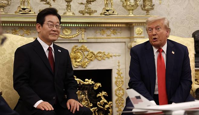 ▲ 이재명 대통령과 도널드 트럼프 미국 대통령이 25일(현지시간) 미국 워싱턴DC 백악관에서 정상회담을 하고 있다. /연합뉴스