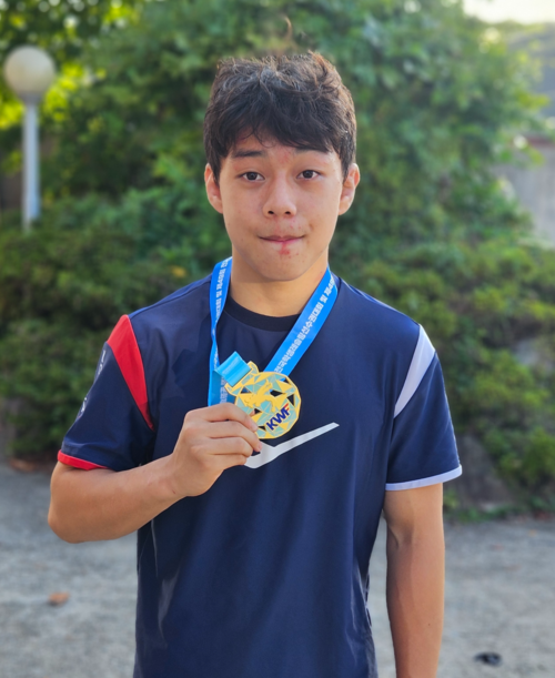 26일 경남 고성국민체육센터에서 열린 제53회 문화체육관광부장관기 전국학생레슬링선수권대회 남고부 자유형 61㎏급서 우승한 정회식(수원 곡정고)이 기념사진을 찍고 있다. 사진=곡정고등학교